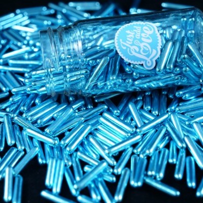 Frasco de vidro com cápsulas azuis metálicas e etiqueta 'Just Love'