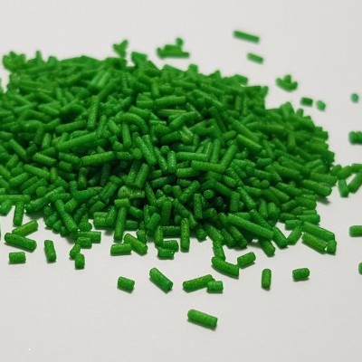 Granulados verdes para decoração de alimentos sobre superfície branca