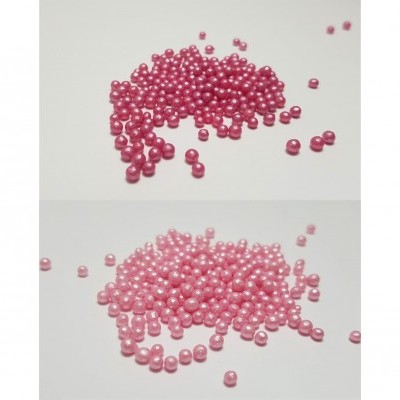 Duas fotografias de pérolas cor-de-rosa sobre superfícies brancas lisas.