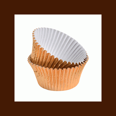 Formas para muffins metálicas douradas com interior branco e textura canelada.