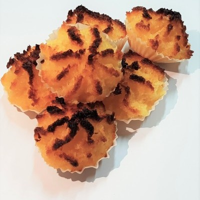 Bolinhos amarelos com forminhas brancas e topo queimado