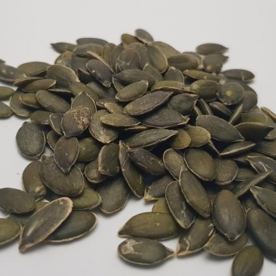 Sementes de abóbora verdes sobre fundo branco