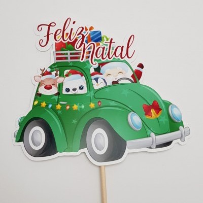 Decoração natalícia em cartão com carro verde e personagens de Natal
