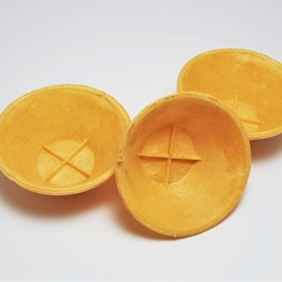 Três tigelas amarelo-mostarda com cruzes em relevo no centro sobre fundo branco