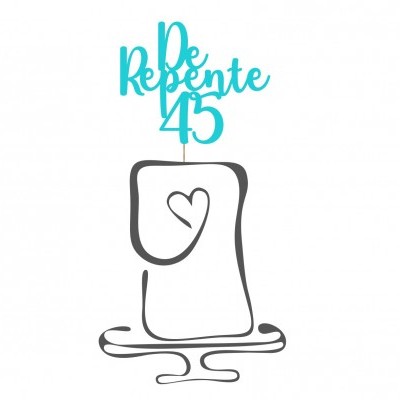 Topo de bolo com texto azul 'De Repente 45' e base cinza com coração