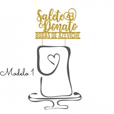 Topper de bolo dourado com nomes e número, suporte cinzento com coração e fundo branco