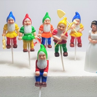 Figuras decorativas para bolo com sete anões e uma mulher em vestido branco