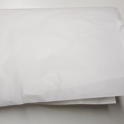 Envelope branco amassado sobre fundo branco
