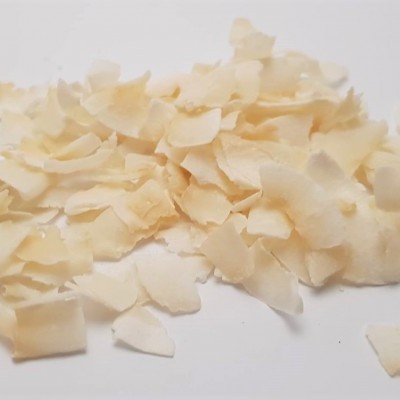 Flocos de coco desidratados sobre fundo branco