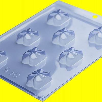 Forma de silicone azul translúcido para bombons em fundo amarelo