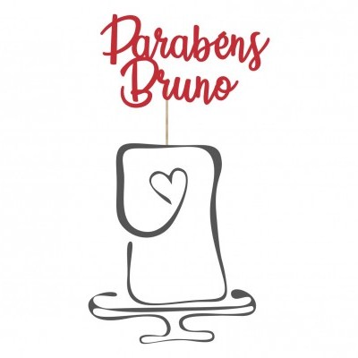 Topper de bolo vermelho com texto 'Parabéns Bruno' e base preta sobre fundo branco