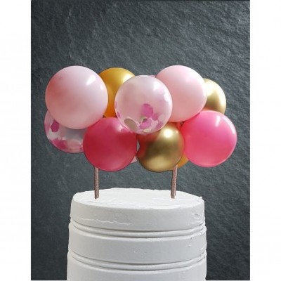 Topo de bolo com balões decorativos coloridos sobre bolo branco