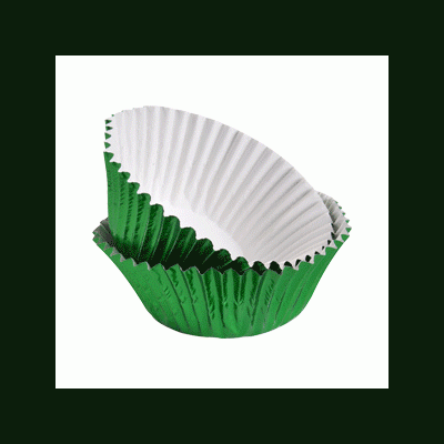 Forminhas para cupcakes verdes metálicas e brancas empilhadas