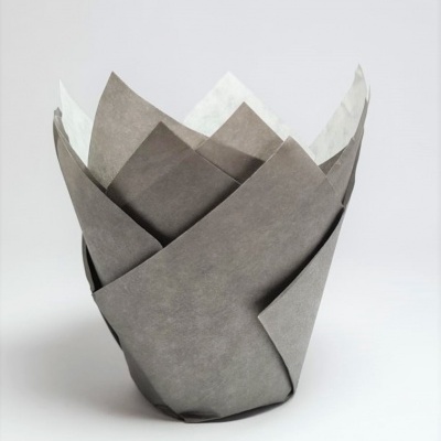 Copo de cupcake embrulhado em papel cinza com textura mate.