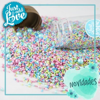 Confeitos coloridos pastel em cápsulas transparentes com textos 'Just add Love' e 'Novidades'