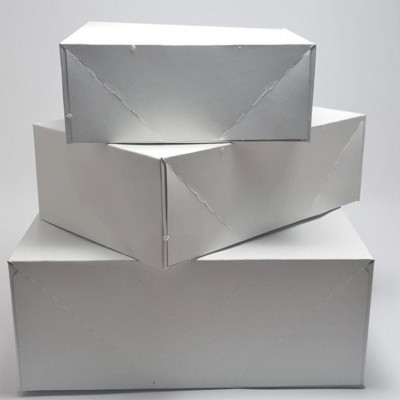 Três caixas de papelão brancas empilhadas