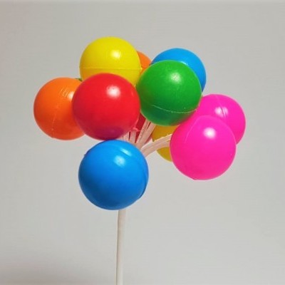 Ramo de balões coloridos em fundo claro