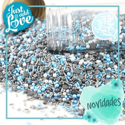 Confeitos azuis, cinzentos e prata com diversas formas e texto promocional.