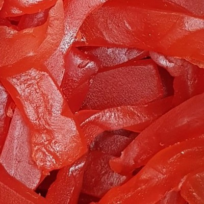 Tiras de doces vermelhos translúcidos com textura lisa