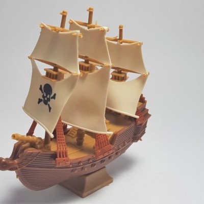 Modelo de navio pirata de brinquedo em plástico com velas castanhas