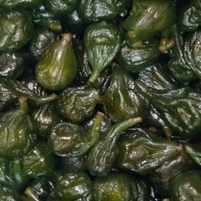 Vários pimentos verdes pequenos com textura rugosa
