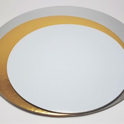 Prato decorativo redondo dourado e prata em superfície branca