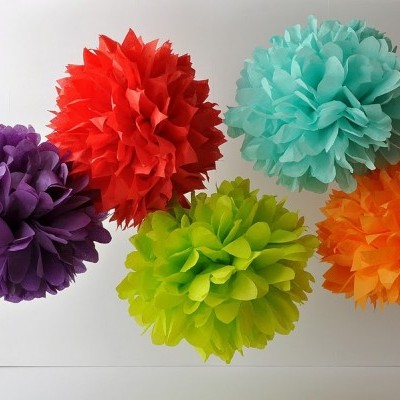Cinco pompons decorativos de papel coloridos pendurados
