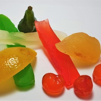 Frutas cristalizadas coloridas variadas sobre fundo branco