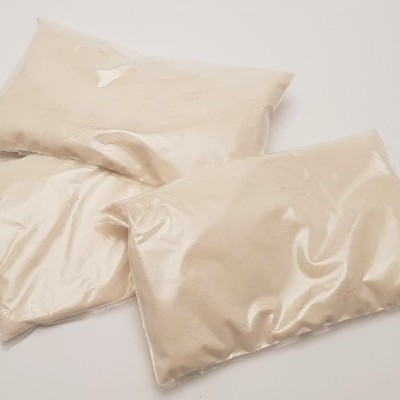 Sacos de plástico transparentes com pó branco dentro