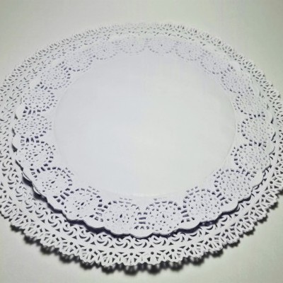 Dois círculos de papel rendado branco com padrões delicados