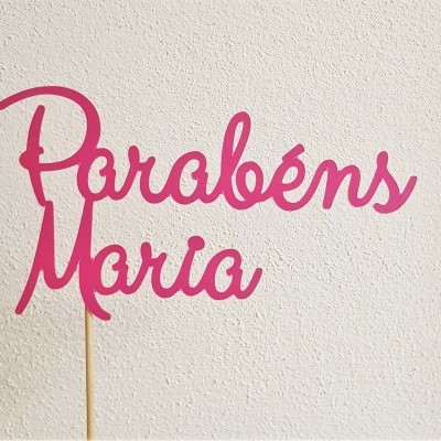 Topper para bolo cor-de-rosa com a frase 'Parabéns Maria'