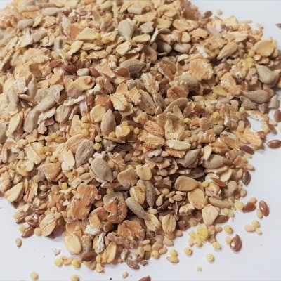 Mistura de sementes e cereais com várias cores e texturas sobre fundo branco