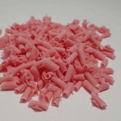 Lasca enrolada rosa sobre superfície branca