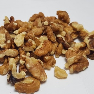 Nozes descascadas castanhas sobre fundo branco