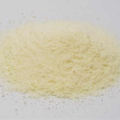 Pó amarelo claro sobre superfície branca