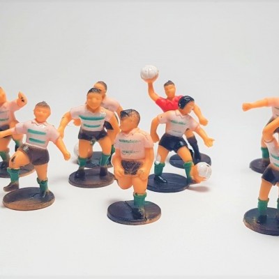 Figuras miniatura de jogadores de futebol com roupa cinza e verde