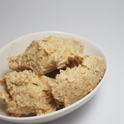 Pão crocante em tigela branca