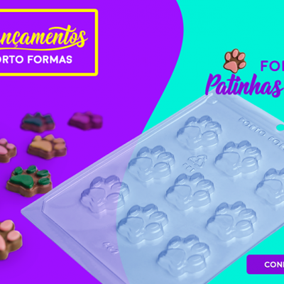 Forma transparente para chocolates em forma de patas, com exemplo de chocolates coloridos em fundo azul e roxo