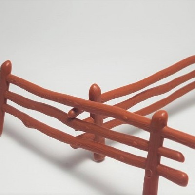 Cerca decorativa de plástico castanho com quatro postes e quatro barras horizontais