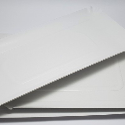 Dois tabuleiros brancos retangulares com bordas recortadas