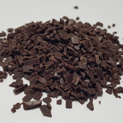 Lasca de chocolate escuro sobre fundo branco