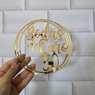 Anel decorativo dourado com texto 