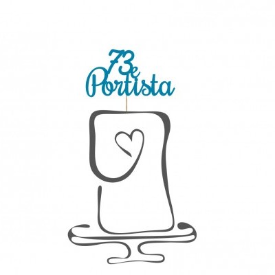 Escultura metálica cinza com texto azul 73a Portista e figura com coração
