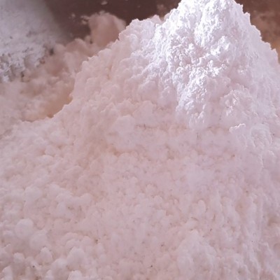 Montículo de pó branco granulado com textura irregular