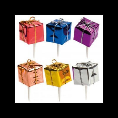 Velas decorativas em forma de presentes coloridos brilhantes