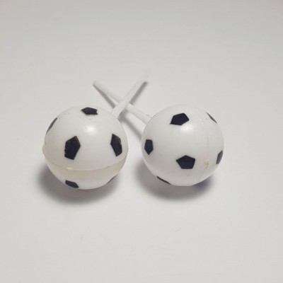 Dois espetos decorativos com bolas de futebol pretas e brancas no topo em fundo branco.