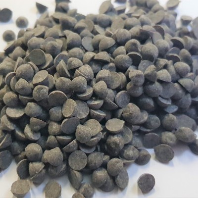 Grânulos pretos redondos sobre superfície branca