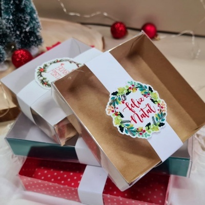 Caixas de presente coloridas com etiquetas de Natal