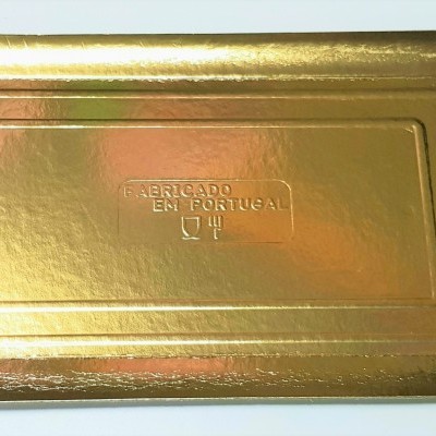 Bandeja retangular dourada metálica com texto em relevo