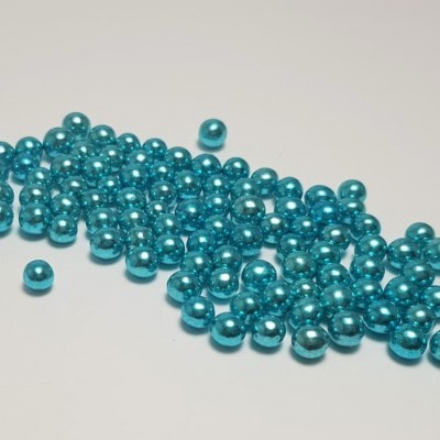 Contas esféricas azul turquesa brilhantes sobre superfície branca